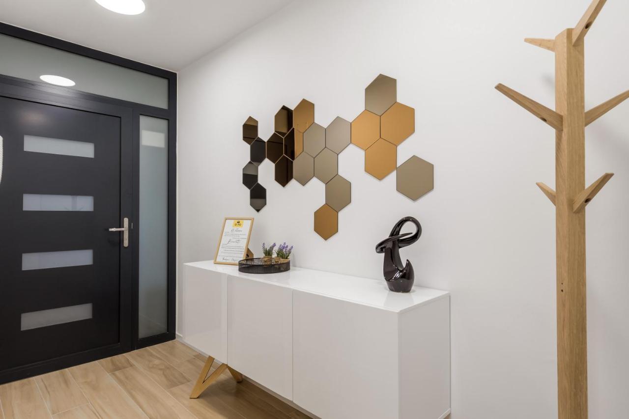 Modern Apartment Di Piu With Free 20M2 Garage Parking غييكا المظهر الخارجي الصورة